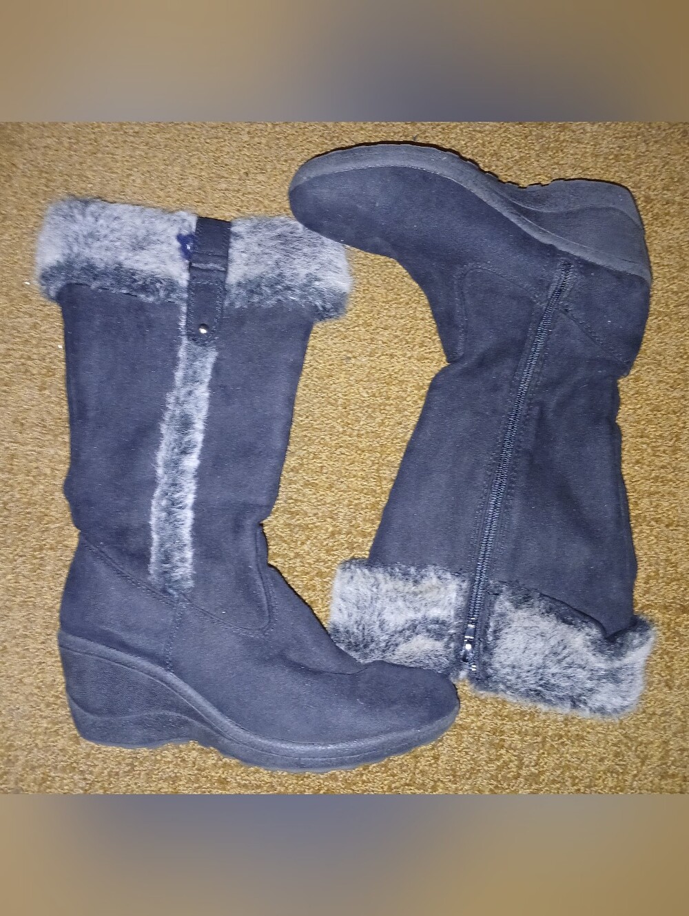 Pre-loved Women’s Faux-Fur Trim Black Winter Wedge Boots.